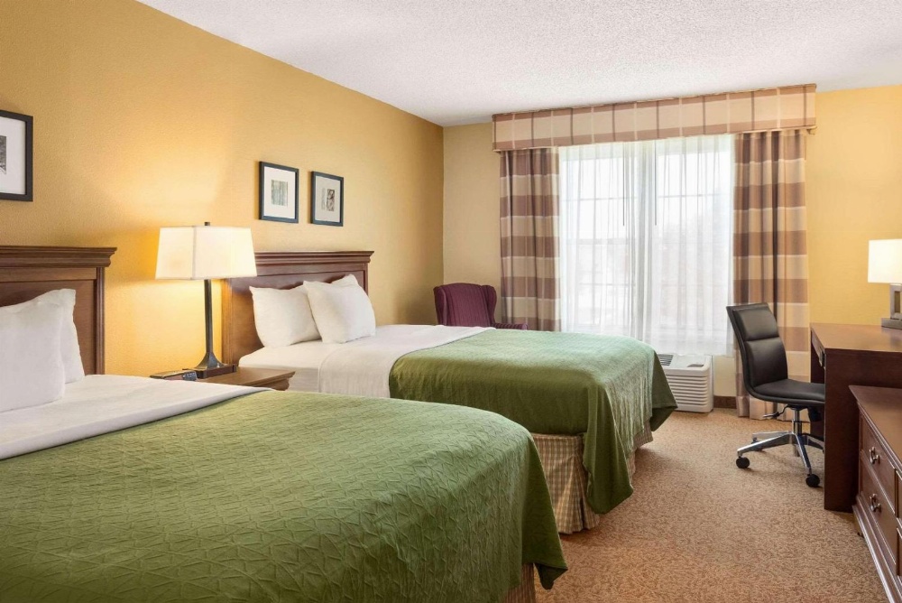 Country Inn & Suites by Radisson, Salina, KS