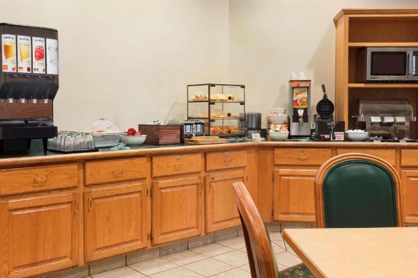 Country Inn & Suites by Radisson, Salina, KS image 13